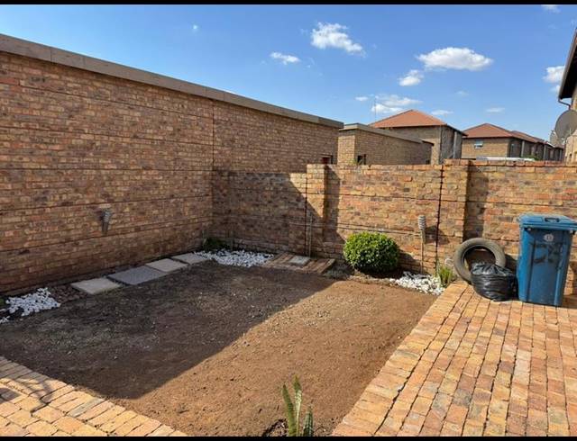 3 BEDROOM TOWNHOUSE FOR SALE IN ANNLIN